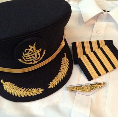 Emirates Captain Uniform...cap badge & wings @flyandrew Emirates Pilot, Pilots Quotes Aviation, Pilot Aesthetic, Booktok Aesthetic, Pilot Career, Pilot Quotes, Ugly Love Colleen Hoover, Hoover Books, Avion Rc