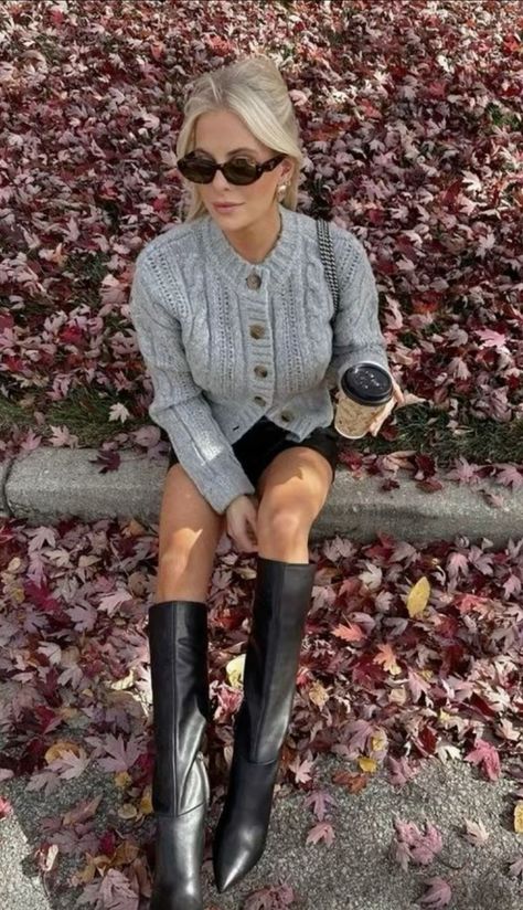 Check more at https://beautyfashionideas.com/heels/10551/ Stile Blair Waldorf, Adrette Outfits, Look Adidas, Fest Outfits, Estilo Indie, Skandinavian Fashion, Fall Fits, Trendy Fall, Thanksgiving Outfit