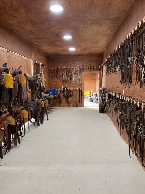 Horse Stall Aesthetic, Ranch Setup Layout, Horse Ideas Stables, Show Jumping Arena, Tack Room Ideas Western, Tack Room Aesthetic, Horse Ranch Ideas, Horse Barn Aesthetic, Horse Tack Room Ideas