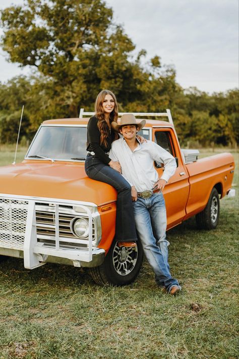 Truck Pictures Ideas Couples, Southern Couple Photoshoot, Southern Engagement Pictures, Couples Truck Photoshoot, Couples Western Photoshoot, Couples Photoshoot Country, Texas Photoshoot, Western Engagement Pictures, Photos Couple Mignon