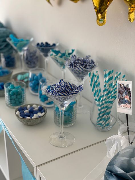 Noahs barnedåb med blåt tema #barnedåb #pynt #candybar #cake Pynt købt på luxit.dk og søstrene grene. Kage af privatperson. Slik fra slikbilen.dk 💙 Blue Disco Birthday Party, Blue Theme Party Decorations, Places To Have A Birthday Party, Birthday Party Blue Theme, Mamma Mia Food, Blue Decorations Party, Blue Party Aesthetic, Mamma Mia Birthday Party Ideas, Blue And White Birthday Party