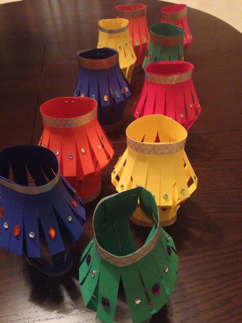 Paper lanterns for Diwai - Fun craft project with kids #diy #craftwithkids Diwali Eyfs, Diwali Fireworks, Diwali Activities, India Crafts, Diwali Craft, Diwali Celebration, New Year's Crafts, Indian Crafts, Diwali Festival