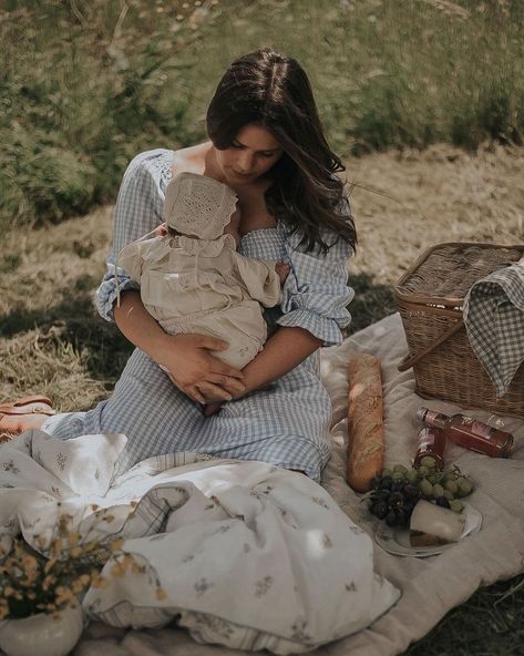 Photoshoot In The Garden, Vintage Pregnancy Photoshoot, Maternity Picnic Photoshoot, Motherhood Picnic Photoshoot, Maternity Photography Picnic, Newborn Vintage Photography, Motherhood Outdoor Photography, Motherhood Minis Outdoor, Motherhood Photoshoot