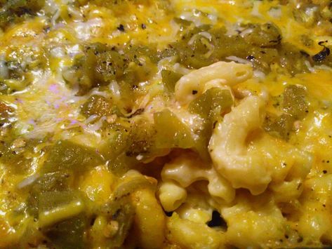 Green Chili Mac And Cheese, Green Chile Mac And Cheese, Chile Mac And Cheese, Mac And Cheese Ingredients, Chile Mac, Beef Mac And Cheese, Chili Macaroni, Vegetarian Bacon, Easy Mac N Cheese