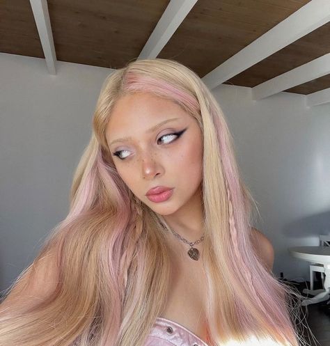 Pastel Pink Tips Hair, Platinum With Pink Highlights, Pink Blonde Aesthetic, Blonde With Streaks Of Color, Light Blonde Hair With Pink Highlights, Coloured Hair Inspiration, Blonde And Pastel Pink Hair, Baby Pink Highlights In Blonde Hair, Ash Blonde With Pink Highlights