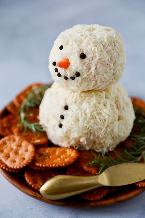 Christmas Snowman Charcuterie Board, Snowman Cream Cheese Ball, Cheese Snowman Appetizer, Boursin Cheese Ball Snowman, Best Christmas Appetizers Holidays, Cute Christmas Food Ideas Appetizer Recipes, Festive Christmas Cheese Ball, Snow Man Cheese Ball Recipes, Boursin Cheese Snowman