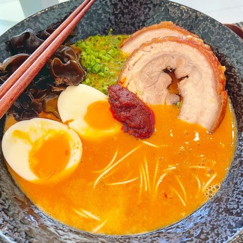 Ramen Pork Belly, Ramen Pork, Recipes Spicy, Tonkotsu Ramen, Pork Belly Recipes, Crispy Pork Belly, Japanese Noodles, Crispy Pork, Pork Belly