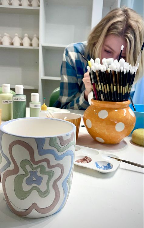 Ceramic Mug Designs Painted Easy, Painted Mugs Ceramic Aesthetic, Underglaze Mug Painting, Abstract Mug Painting, Abstract Mugs Ceramics, Pottery Painting, Ceramic Painting, Mug Designs, Abstract Painting