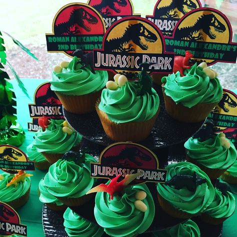 Jurassic Cake Birthday, Jurassic World Cupcake Cake, Jurassic World Cupcake Toppers, Jurassic Park Cupcakes Toppers, Jurassic Park Cupcake Cake, Diy Jurassic World Cake, Jurassic World Treats, Jurassic Park Birthday Theme, Jurassic Cake Ideas