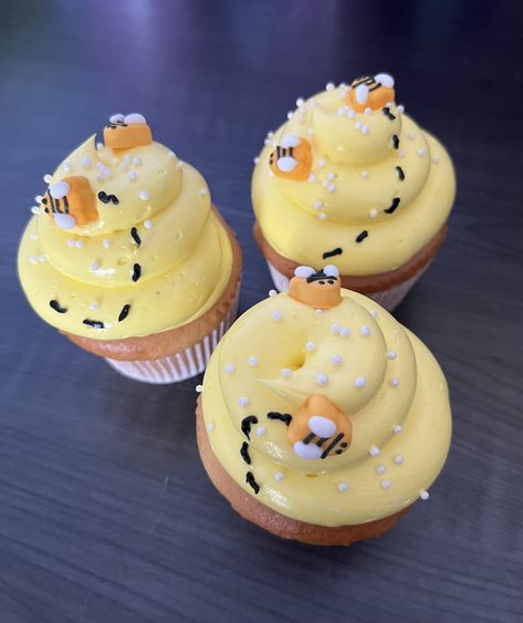 Bee Pull Apart Cupcakes, Bee Cupcake Cake, First Bee Day Cupcakes, Bumble Bee Cupcakes Ideas, Bee Hive Cupcakes, Honey Bee Cupcakes, Bee Cupcakes Ideas, Bee Baby Shower Cupcakes, Honeybee Cupcakes