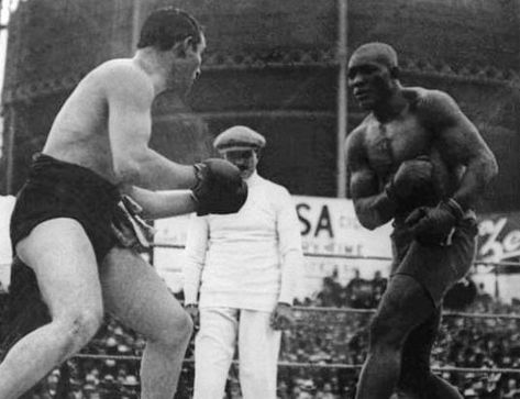 Johnson toyed with the outmatched Burns. Jack Johnson Boxer, American Boxer, Boxing Images, Heavyweight Boxing, Boxing History, Boxing Champions, Jim Crow, Jack Johnson, Sport Icon