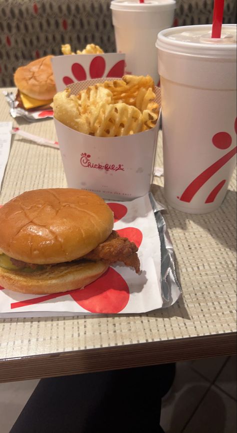 Chick Fil A Fries, Fast Food Snap, Chick Fil A Chicken Sandwich, Quick Fast Food, Fast Food Lunch, Fast Food Orders, Fast Food Meals, Chick Fil A Sandwich, Fast Food Drinks