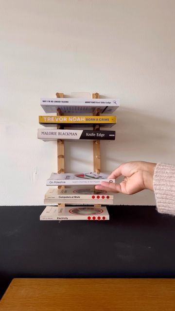 Plate Rack Bookshelf, Dish Rack Book Shelf, Book Rack Diy, Diy Book Rack, Plate Rack Diy, Diy Shelf Ideas, Bookshelf Hack, Pallet Stool, Diy Plate Rack