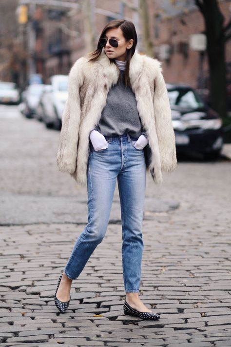 Sweatshirt Street Style, Parisian Outfits, Fur Coat Outfit, Winter Mode Outfits, Basic Clothing, Mama Jeans, Outfits Simple, Boho Mode, Winter Fur Coats