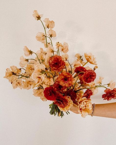 Copper Wedding Florals, Rust Wedding Flowers, Chic Wedding Bouquet, Burnt Orange Bridal Bouquet, Planning 2024, Deep Purple Wedding, Organic Bouquet, Trailing Bouquet, Rust Flowers