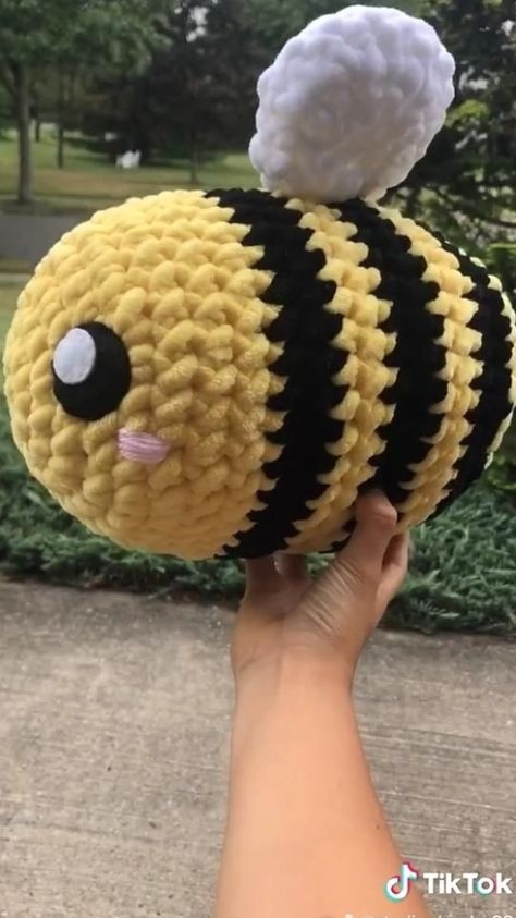 Amiguri Crochet, Sweet Snuggles Yarn, Giant Crochet, Bee Pillow, Diy Sy, Crochet Bee, Kawaii Crochet, Crochet Pillow, Crochet Animal Patterns