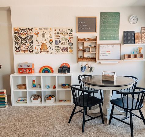 School At Home Setup, Homeschool Setup Ideas, Kid Friendly Home Design, Homeschool Kindergarten Room, Highschool Homeschool Aesthetic, Playroom Dining Room Combo, Homeschool Building, Toddler Homeschool Room, Homeschool Classroom Ideas