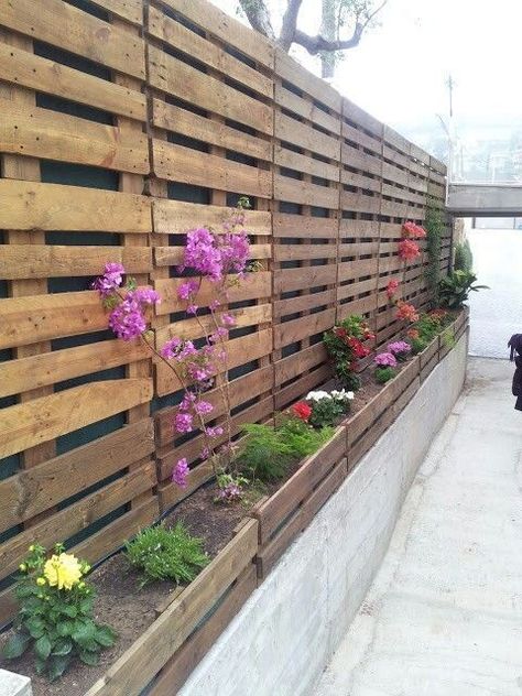 Privacy Fence With Pallets, Pallet Privacy Fence, Fence With Pallets, Pallet Fence Diy, Wood Pallet Fence, Garden Ideas To Make, Fence Diy, Boundary Wall, Backyard Fence