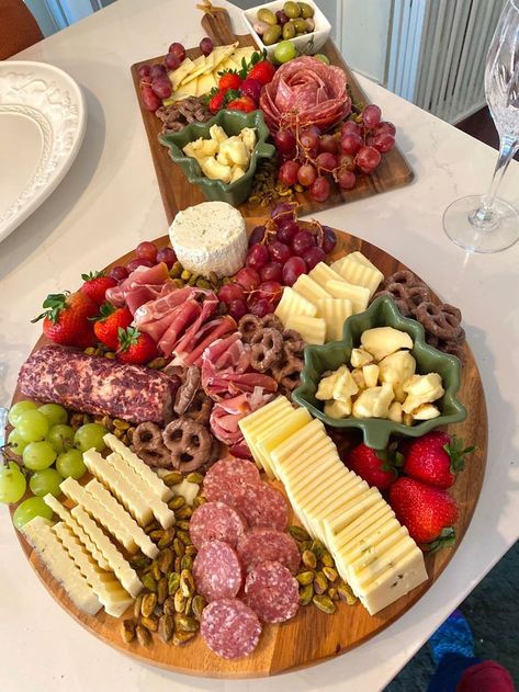 Best Charcuterie Board Ideas, Cranberry Goat Cheese, Best Charcuterie Board, Salami Rose, Charcuterie Picnic, Tapas Dinner, Fall Charcuterie, Grazing Food, Amazing Food Platters