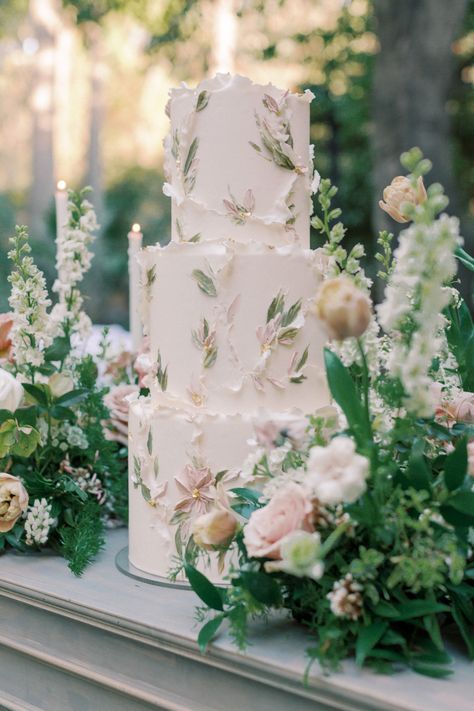 Martha Weddings, Traditional Wedding Cake, Floral Wedding Cake, Dream Wedding Cake, Wedding Cake Flavors, Unique Wedding Cakes, White Wedding Cake, Wedding Cake Inspiration, Nontraditional Wedding