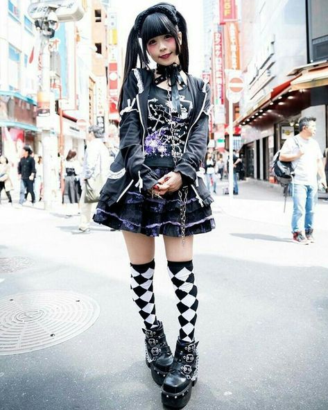 Decora Fashion Outfits, Japan Clothes, Style Dr Martens, Estilo Harajuku, Look Grunge, Harajuku Fashion Street, Tokyo Street Fashion, Aesthetic Japan, Tokyo Fashion