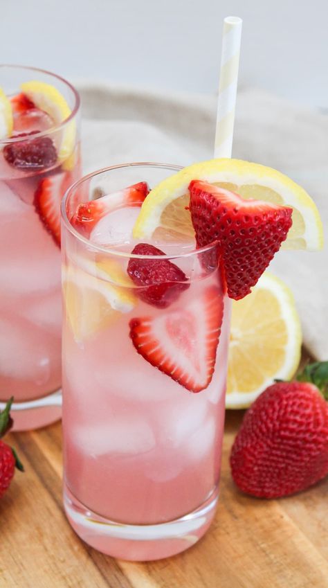 Fancy Pink Lemonade, Strawberry Lemonade Pitcher, Picnic Drink Ideas, Pink Drinks Aesthetic, Pink Cocktail Aesthetic, Strawberry Lemonade Aesthetic, Pink Beverages, Pink Birthday Food, Pink Lemonade Aesthetic