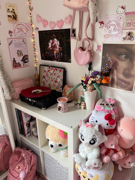 Cute Room Storage, Sanrio Stuff Aesthetic, Jam Aesthetic, Aesthetic Floor, Hello Kitty Rooms, Bedroom Decorating Ideas, Girly Room, Cute Bedroom Decor, Cute Room Ideas