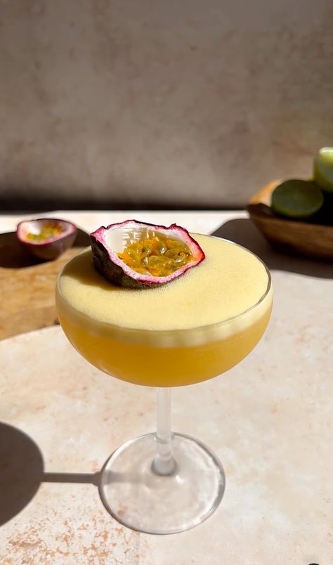 Spicy Passion Fruit Cocktail, Passionfruit Martini Aesthetic, Passion Fruit Martini Recipe, Fancy Shots Drinks, Passion Fruit Liquor Cocktails, Fruity Drinks With Alcohol, Passion Fruit Drinks, Cocktail Bar Party, Trendy Cocktails