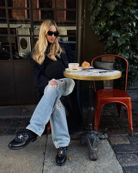 The looks with loafers that might change my mind about this shoe trend Loafer Outfits, Loafers Trend, Chanel Loafers, Simple Winter Outfits, Straight Leg Jeans Outfits, Ripped Jeans Outfit, Loafers Outfit, It Bag, Outfit Jeans