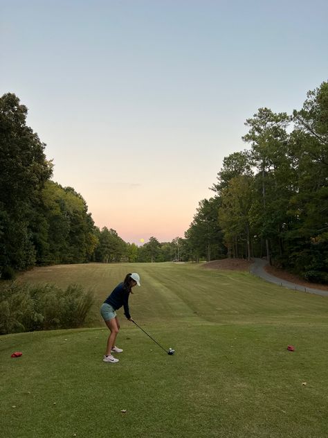 Golf outfit cute night golf sunset Golf Astethic, Golf Aesthetic Woman, Golfing Aesthetic, Golf Sunset, Golf Aesthetics, Golf Pics, Golf Fits, Golf Aesthetic, Golf With Friends