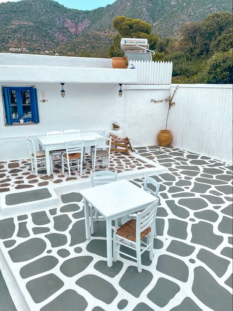 Restaurant in Greece Greece Design Interior, Greece Garden Ideas, Greek Flooring, Greek Garden Ideas, Greek Terrace, Greece Cafe, Restaurant Tiles, Rooftop Restaurant Design, Greek Decor