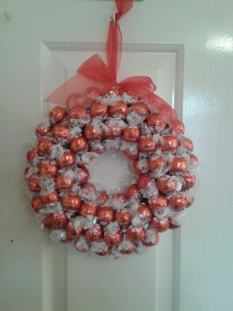 Lindt Lindor sweetie wreath Candy Sleighs, Candy Wreaths, Chocolate Lindt, Candy Sleigh, Diy Christmas Candy, Christmas Package, Chocolate Ideas, Paper Bunny, Easy Crafts To Sell