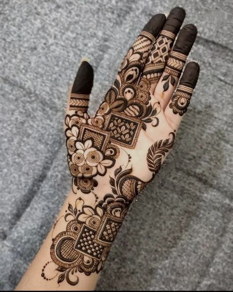 Discover the beauty of mehndi tattoo designs that are both intricate and elegant. Perfect for any celebration, these henna patterns range from simple to elaborate, catering to all tastes. Add a touch of tradition to your modern style with unique and captivating mehndi tattoos. Whether for a wedding or a festival, these designs are sure to impress. #simplemehndi #easymehndi #mehndidesigns #mehndicorner Front Mehndi Design, Mehndi Designs 2018, Henna Tattoo Designs Hand, Simple Henna Tattoo, Simple Mehndi Designs Fingers, Very Simple Mehndi Designs, Full Mehndi Designs, Henna Tattoo Designs Simple, Mehndi Designs Front Hand