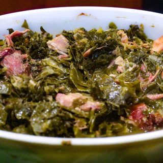 Southern-Style Collard Greens with Smoked Turkey - CarnalDish Crockpot Collard Greens, Collard Greens With Smoked Turkey, Best Collard Greens Recipe, Mixed Greens Recipe, Greens With Smoked Turkey, Pork Neck Bones Recipe, Cooking Collard Greens, Greens Recipe Soul Food, Turkey Neck Recipe