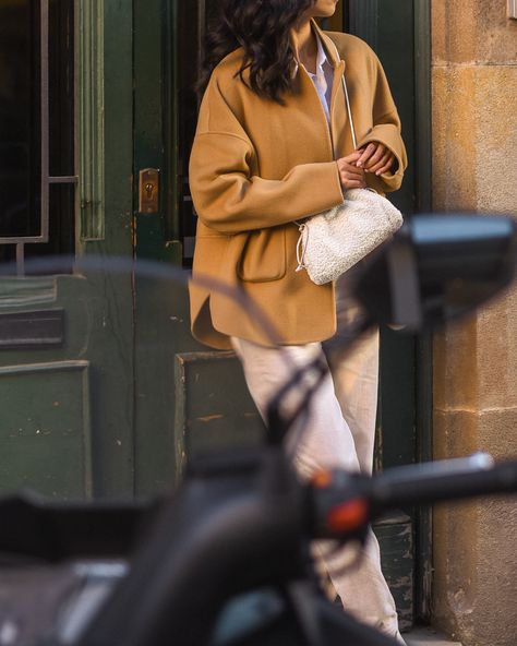 Beige short cocoon jacket and Bottega Veneta raffia white mini pouch in Barcelona / Style and travel by Van Le - FOREVERVANNY.com Bottega Mini Pouch Outfit, Padded Cassette Bag Outfit, Bottega Veneta Mini Pouch Outfit, Bottega Pouch Outfit, Bottega Mini Pouch, Barcelona Beige, White Bag Outfit, Bottega Pouch, Bottega Veneta Mini Pouch