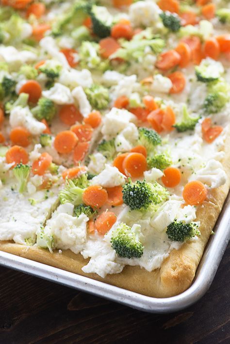 Okay, look. I’m aware that this recipe has been floating all over the dang internet for years now, but the thing is…I had never tried it. I mean, cold veggie pizza? That sounds nasty, right? First – it’s cold. Second, it’s vegetables. I realize that, as a responsible adult, it’s my job to eat vegetables … Cold Veggie Pizza, Vegetable Pizza Recipes, Party Food For Adults, Pizza Taco, Veggie Pizza Recipe, Crescent Roll Pizza, Pizza Margarita, Pastas Recipes, Fruit Pizza Recipe