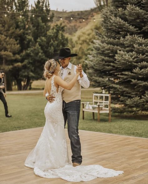 Western Bride And Groom, Cow At Wedding, Country Couple Dancing Aesthetic, Western Wedding With Horses, Western Bride, Wedding Photos With Cows, Girl And Boy, Photos Inspo, Wife Life