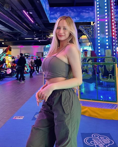 Sophia Diamond Wiki, Age, Height, Weight, Net Worth 2023 Sophia Diamond, Blonde With Freckles, Lip Sync, Ed Sheeran, Miley Cyrus, Height And Weight, Net Worth, Taylor Swift, How To Look Better