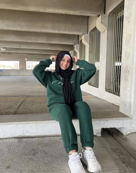 Hijabi Fashion Outfits, Hijabi Sports Outfit, Green Hijab Outfit, Modest Gym Outfit, Modest Activewear, Sweats Outfit, Stile Hijab, Tracksuit Outfit, Stylish Hijab