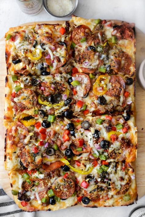 Supreme Flatbread Pizza, Focaccia Pizza Recipes, Pizza Supreme, Focaccia Bread Pizza, Foccacia Bread Pizza, Foccia Bread Pizza, Homemade Supreme Pizza, Supreme Pizza Recipes, Pizza Focaccia