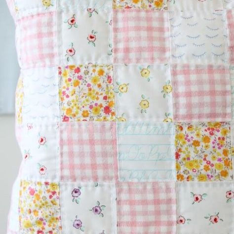 Homemade Bibs, Quilted Pillows Diy, Quilt Pillow Case, No Sew Pillow Covers, Throw Pillow Diy, Patch Pillow, Quilted Pillow Covers, Cushion Cover Pattern, Throw Pillow Pattern