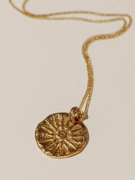 Pendant Necklace Outfit, Pendant Necklace Simple, Greek Jewelry, Gold Sun, Charm Necklaces, Medallion Necklace, Jewelry Lookbook, Layering Necklace, Jewelry Inspo