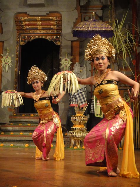 Bali Dancer, Drawing Fundamentals, Indonesian Clothing, Indonesian Heritage, Bali Girls, Indonesian Culture, Bali Art, Batik Art, Traditional Attire