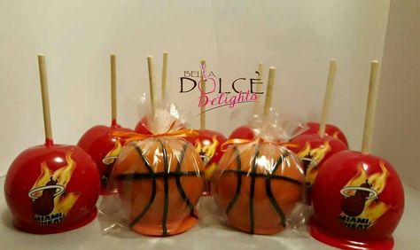 Basketball candy apples Bridesmaid Baskets, Basketball Theme Party, Raffle Basket, Sports Theme Birthday, Football Snacks, Basketball Theme, Basketball Birthday, Kids Party Themes, Diy Basket