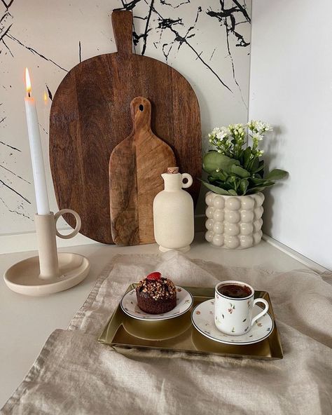 Coffee Aesthetic At Home, Coffee Maker Recipes, Fancy Breakfast, New Home Essentials, Hm Home, Coffee Nook, Kitchen Organisation, Dinner Table Decor, Kitchen Corner