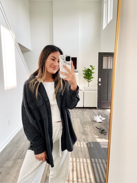 Cozy Outfit: Black Fleece Shacket & A&F Joggers Black Overshirt Outfit Women, Dark Grey Shacket Outfit, Oversized Shacket Outfit Women, Black Shacket Outfit Women, Black Fleece Outfit, Fleece Shacket Outfit, Black Shacket Outfit, Shaket Jacket Outfit, Comfy Core