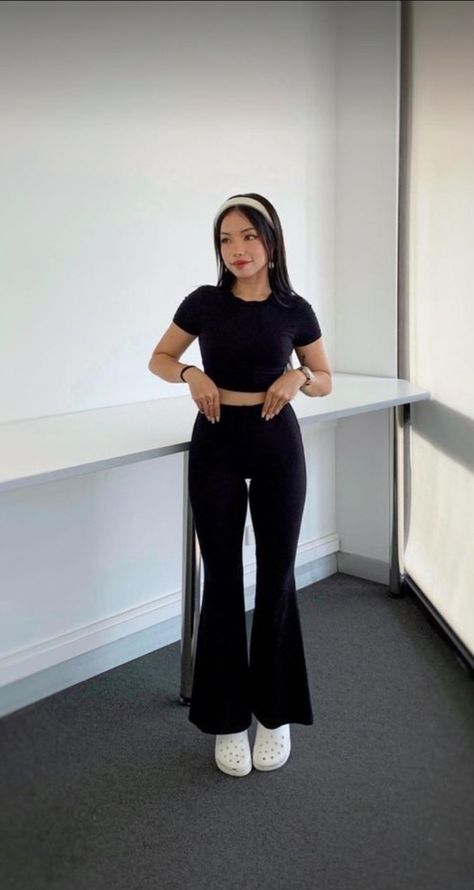 What to wear with flare leggings for school? Buy black flare leggings here ⬇️ Outfit Inspo Black Leggings, Outfits With Black Flare Leggings, How To Style Flare Leggings, Black Flare Leggings Outfit, Black Flared Leggings Outfit, Black Flare Jeans Outfit, Flared Legging Outfit, Black Flare Pants Outfit, Flair Leggings Outfit