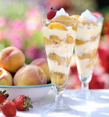 Peach Cobbler Shooters, Desserts Peach, Dessert Parfaits, Whipped Ricotta Recipe, Ice Cream Parfait, Layer Dessert, Dessert Shooters, Drinks Summer, Parfait Desserts