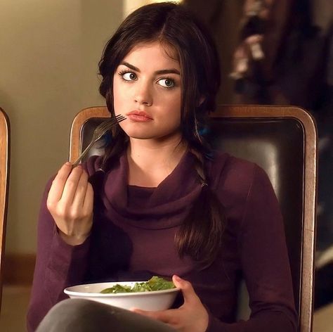 Pretty Little Liars Hairstyles, Pll Hair, Aria Montgomery Hair, Aria Montgomery Aesthetic, Turtle Neck Fits, Pretty Little Liars Aria, Pll Cast, Pll Outfits, Aria Montgomery