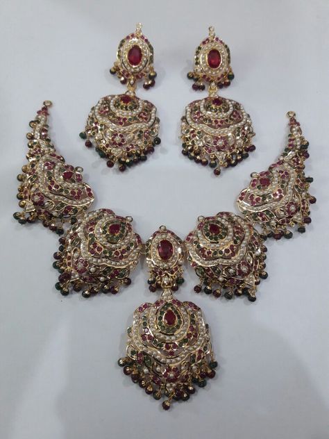 Pearl Bridal Jewelry Sets, Hyderabadi Jewelry, Fashion Jewelry Necklaces Gold, Jadau Jewellery, Bridal Jewelry Sets Brides, Pakistani Bridal Jewelry, Indian Wedding Jewelry Sets, Bridal Necklace Designs, Neck Pieces Jewelry